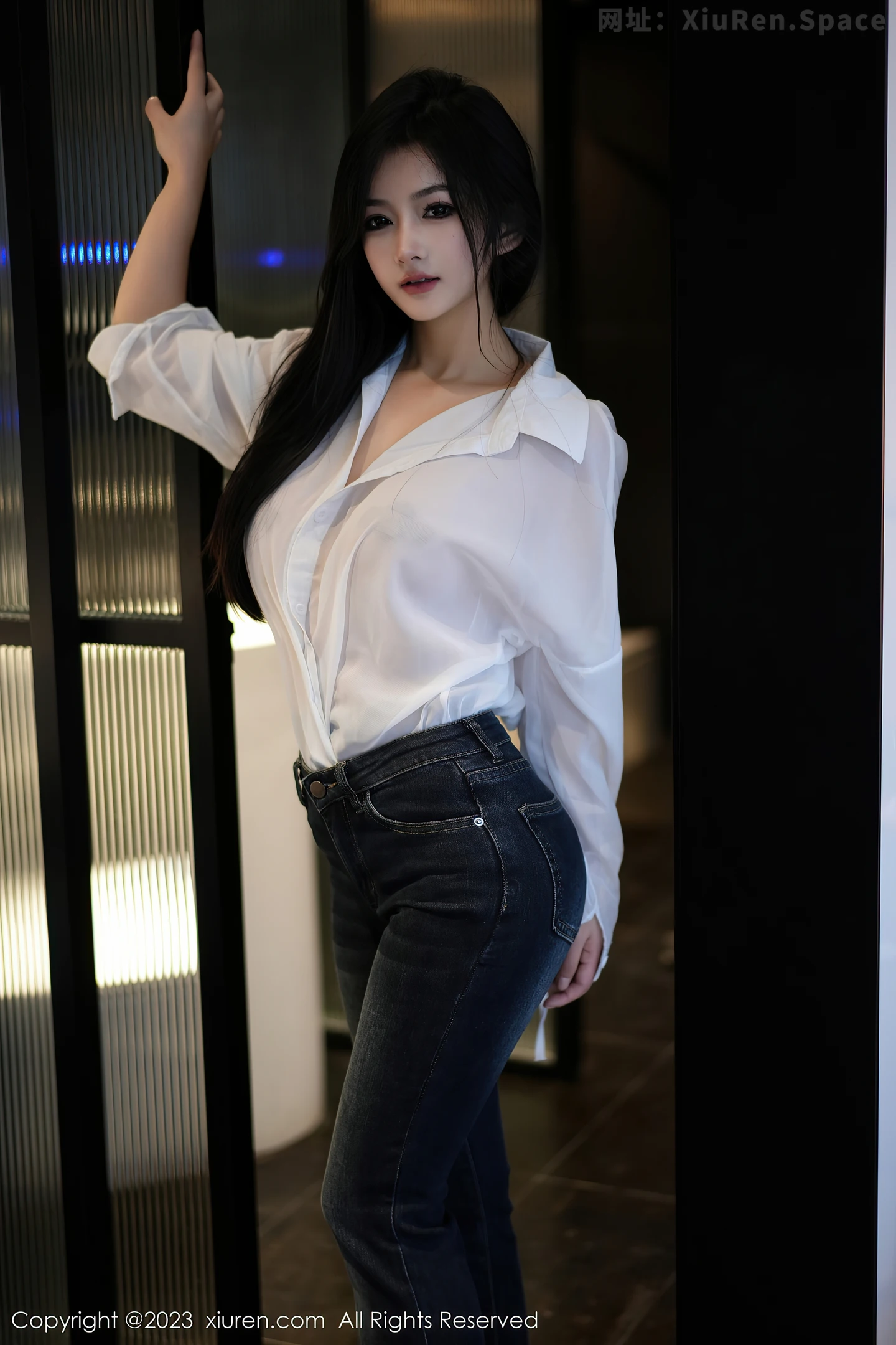 图片[4]-[XiuRen秀人网]VOL.7645 模特谭小灵性感白T配简约牛仔裤露超薄黑丝秀惹火身材诱惑写真106P-秀人网官方网站